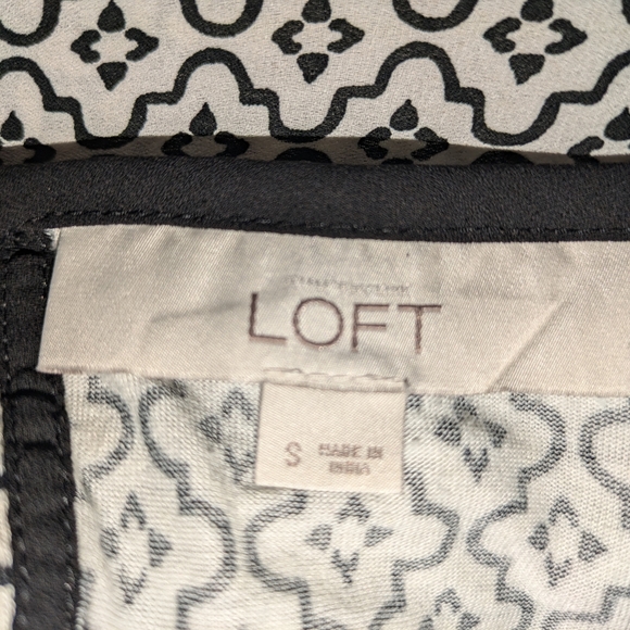 Ann Taylor Loft Top Black White Ruffled Geo Print Bell Sleeve Keyhole Back Small - Picture 7 of 10